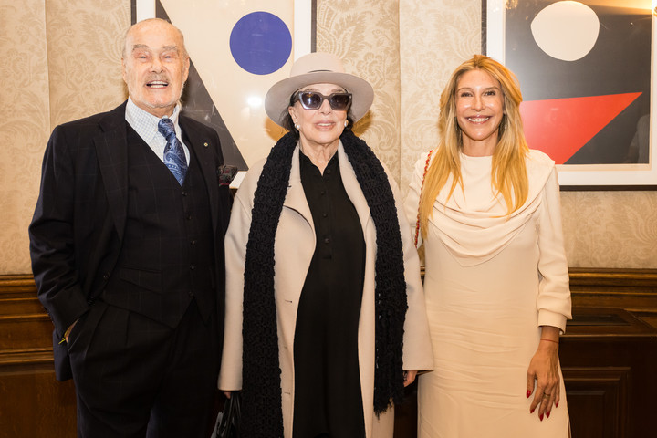 Gino Bogani, Graciela Borges y Amalia Amoedo. Cortesía Fundación Ama Amoedo. Ph. Diego Spivacow y Lucía Bonells. 
