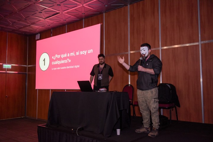 Eko Nonos, iniciativa para enseñar a los mayores cómo funcionan las estafas digitales. (Foto: Flor Fernández)