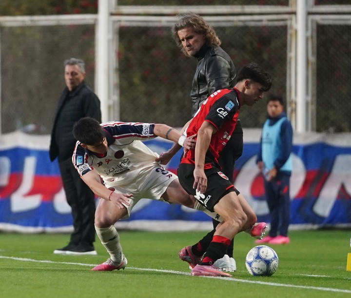 Insua, atento a cada jugada. Foto Marcelo Carroll.