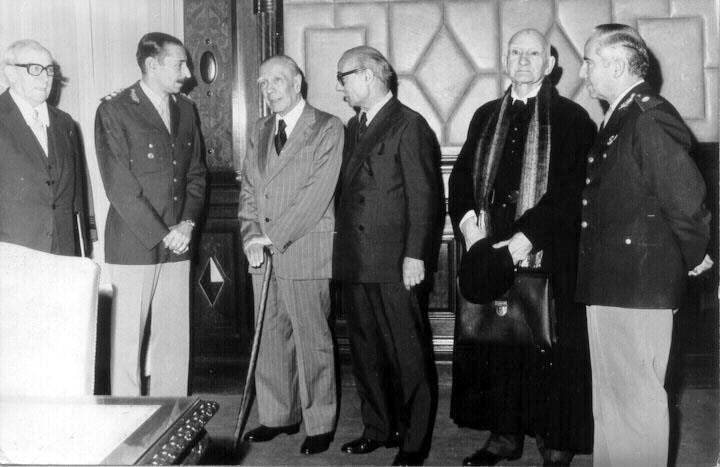 Imagen de archivo del dictador Jorge Rafael Videla con Jorge Luis Borges y Ernesto Sabato. Foto: DyN archivo Clarín.