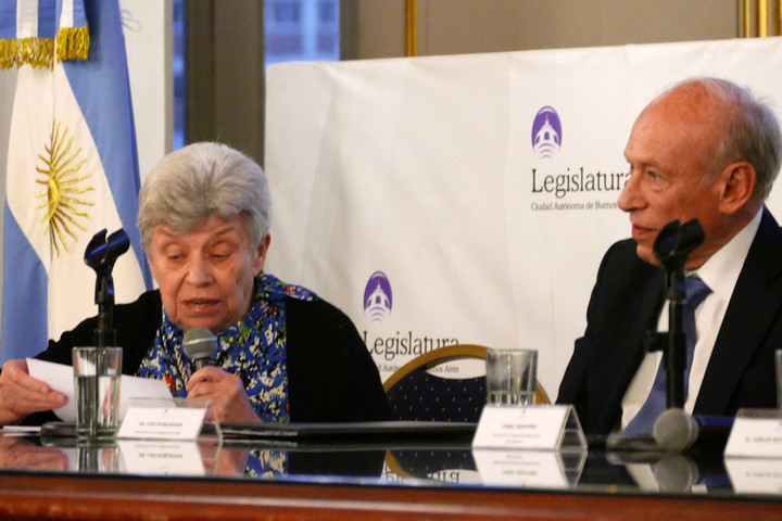Luis Ovsejevich, distinguido por su aporte a la cultura argentina como Ciudadano Ilustre de la Ciudad de Buenos Aires. El discurso de la jurista Aída Kemelmajer de Carlucci. Foto: Enrique García Medina.