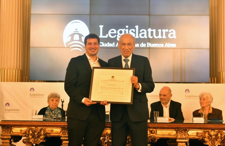 Luis Ovsejevich, distinguido por su aporte a la cultura argentina como Ciudadano Ilustre de la Ciudad de Buenos Aires. Foto: Enrique García Medina.