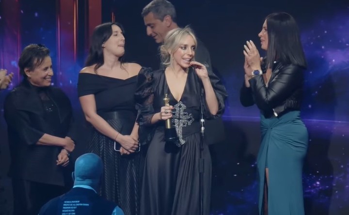 Tamara Pettinato recibió el premio a Programa periodístico matutino diario en FM en los Martín Fierro de Radio.