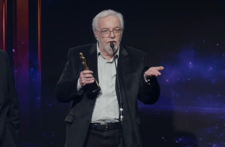 Eduardo Aliverti recibió la estatuilla por Programa semanal en AM en los Martín Fierro de Radio 2026.