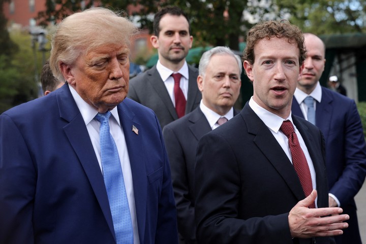 El CEO de Meta, Mark Zuckerberg, junto al presidente de Estados Unidos, Donald Trump. Foto Reuters /Jonathan Ernst