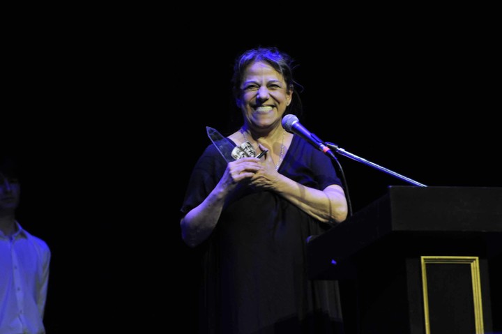 Julia Calvo sonriente en el escenario tras recibir el premio a "Actriz protagónica en drama y/o comedia dramática". Foto: Movilpress.