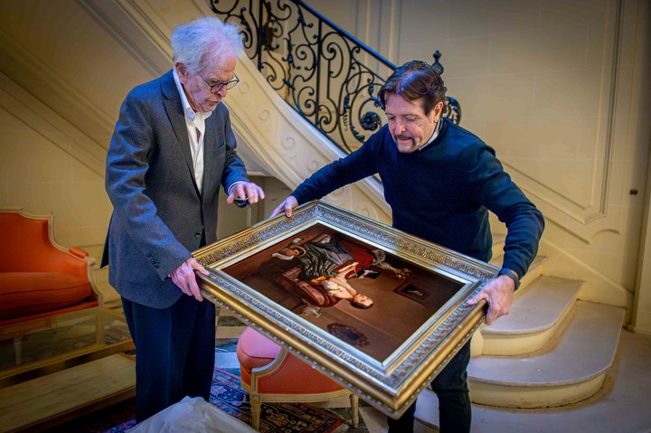 El psicoanalista Horacio Amigorena junto a Eduardo Carbailido, curador de la Galería argentina, con el cuadro de Adolphe d'Hastrel. Foto: Noel Smart.