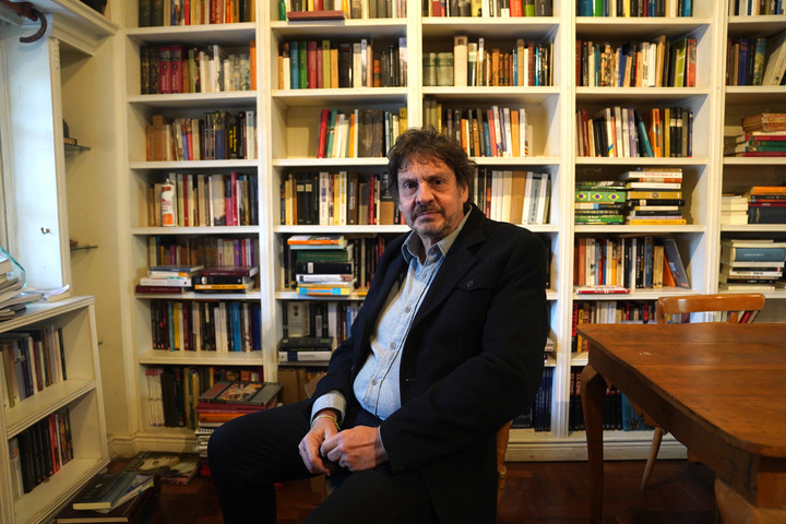 El historiador Felipe Pigna en su escritorio. Foto: Guillermo Rodríguez Adami. 