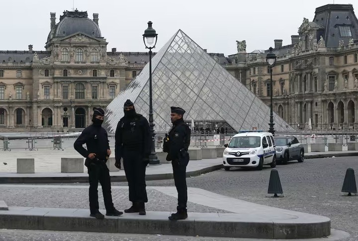 Agentes de policía franceses se sitúan frente al Museo del Louvre tras un robo, en París, el 19 de octubre de 2025. Foto: AFP - DIMITAR DILKOFF