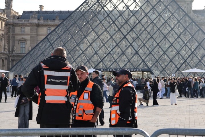 Personal de seguridad patrullan en las afueras del Museo del Louvre, en París, Francia, el 22 de octubre de 2025. (Xinhua/Zhang Baihui)